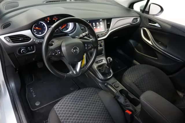 Opel Astra (2018) thumbnail 2
