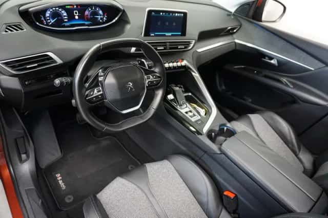 Peugeot 3008 (2017) thumbnail 2