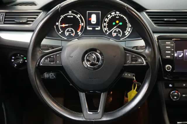 Škoda Superb (2016) thumbnail 4
