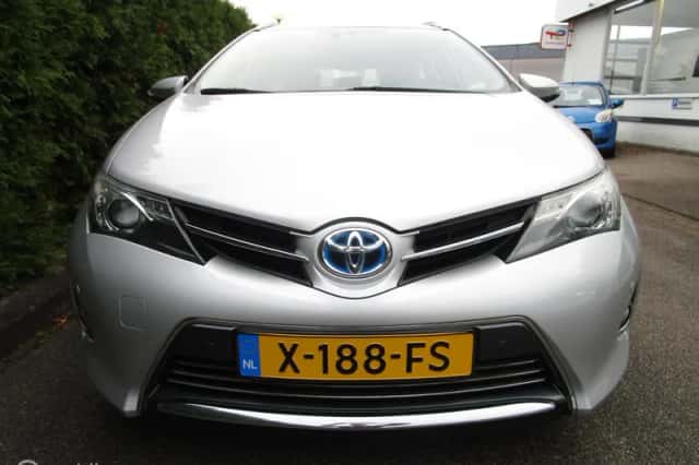 Toyota Auris (2014) thumbnail 2