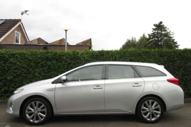 Toyota Auris (2014) thumbnail 3