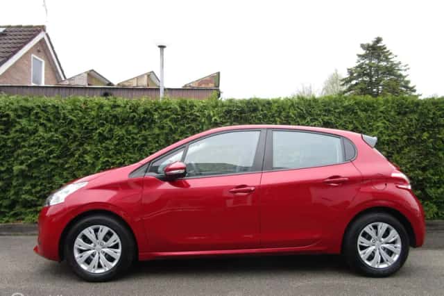 Peugeot 208 (2015) thumbnail 3