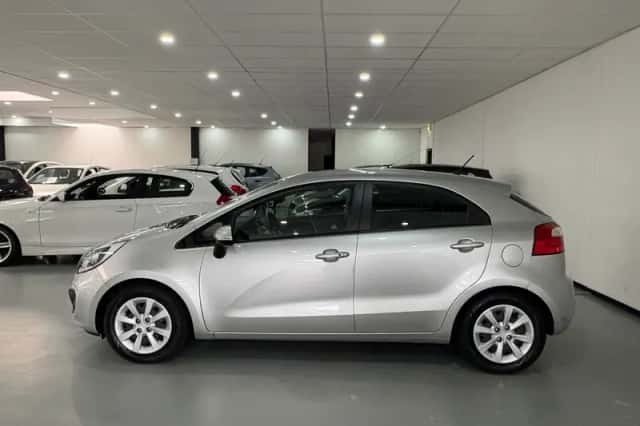 Kia Rio (2011) thumbnail 4