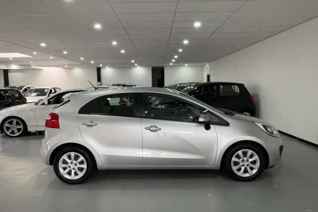 Kia Rio (2011) thumbnail 6