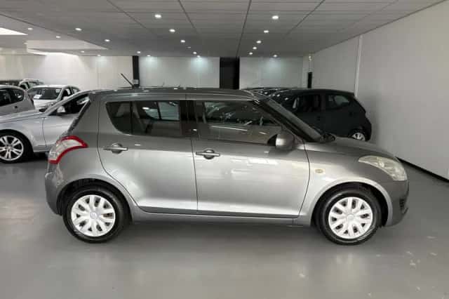 Suzuki Swift (2011) thumbnail 4