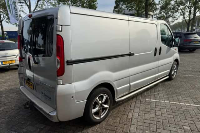 Opel Vivaro (2008) thumbnail 3