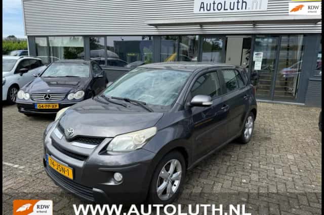 Toyota Urban (2009) thumbnail 2