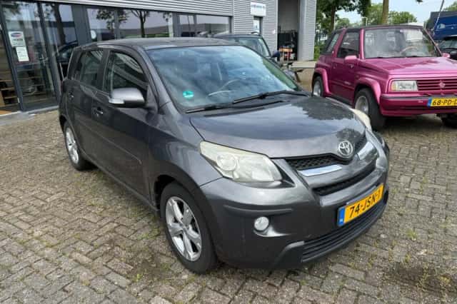 Toyota Urban (2009) thumbnail 3