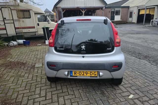 Peugeot 107 (2011) thumbnail 5