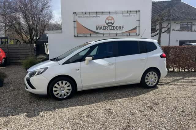 Opel Zafira (2015) thumbnail 1