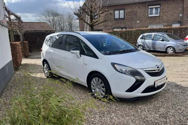 Opel Zafira (2015) thumbnail 4