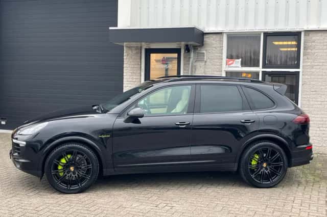 Porsche Cayenne (2017) thumbnail 2