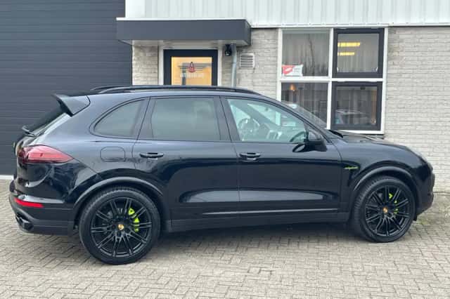 Porsche Cayenne (2017) thumbnail 3