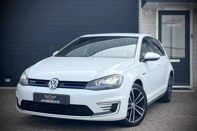 Volkswagen Golf (2016) thumbnail 2