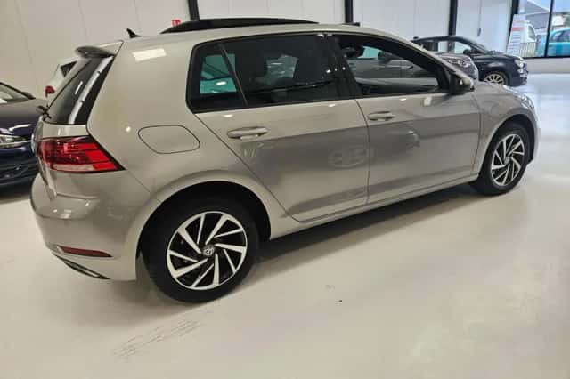 Volkswagen Golf (2019) thumbnail 4