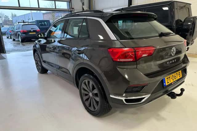Volkswagen T-Roc (2018) thumbnail 3
