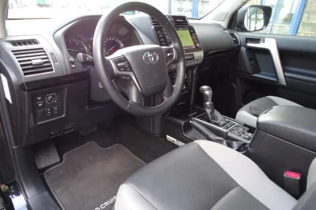 Toyota Land Cruiser (2024) thumbnail 3