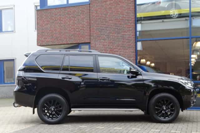 Toyota Land Cruiser (2024) thumbnail 6