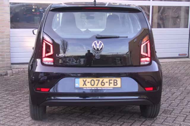 Volkswagen Up! (2023) thumbnail 4