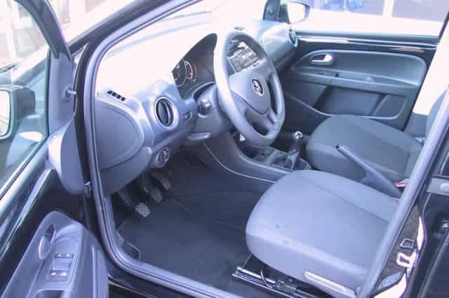 Volkswagen Up! (2023) thumbnail 5