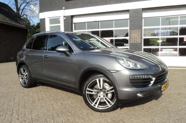 Porsche Cayenne (2010) thumbnail 2