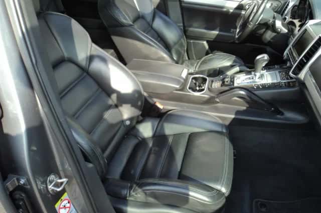 Porsche Cayenne (2010) thumbnail 17
