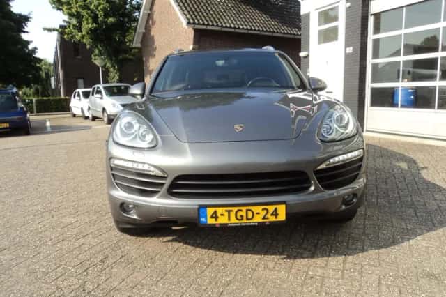 Porsche Cayenne (2010) thumbnail 3
