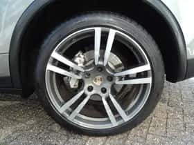 Porsche Cayenne (2010) thumbnail 37