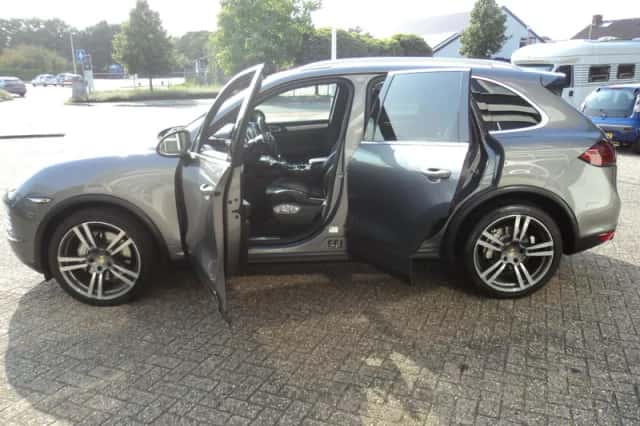 Porsche Cayenne (2010) thumbnail 10