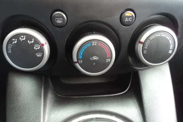 Mazda 2 (2012) thumbnail 18