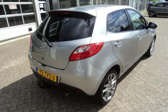 Mazda 2 (2012) thumbnail 8