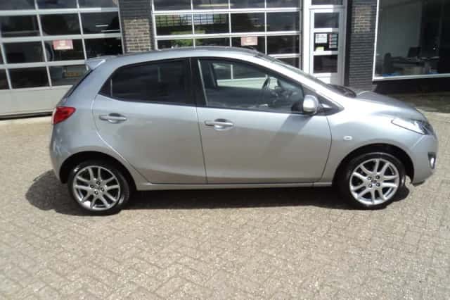 Mazda 2 (2012) thumbnail 9