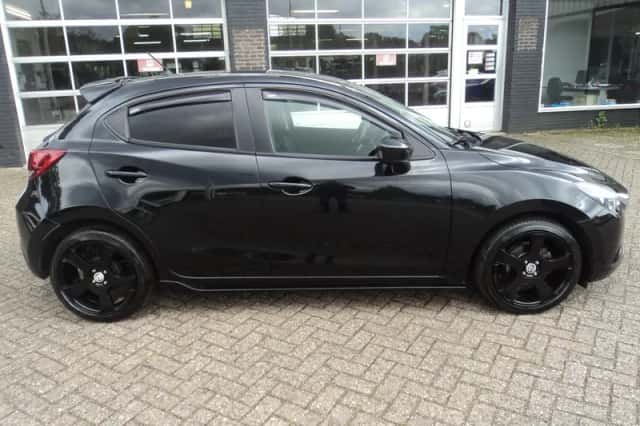 Mazda 2 (2015) thumbnail 9