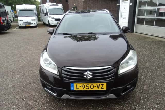 Suzuki SX4 S-Cross (2015) thumbnail 3