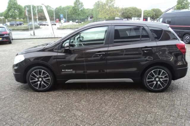 Suzuki SX4 S-Cross (2015) thumbnail 5