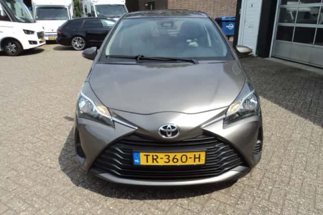 Toyota Yaris (2018) thumbnail 3