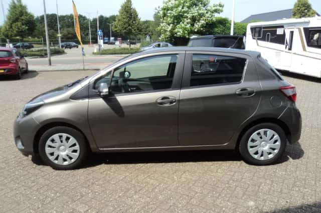 Toyota Yaris (2018) thumbnail 5