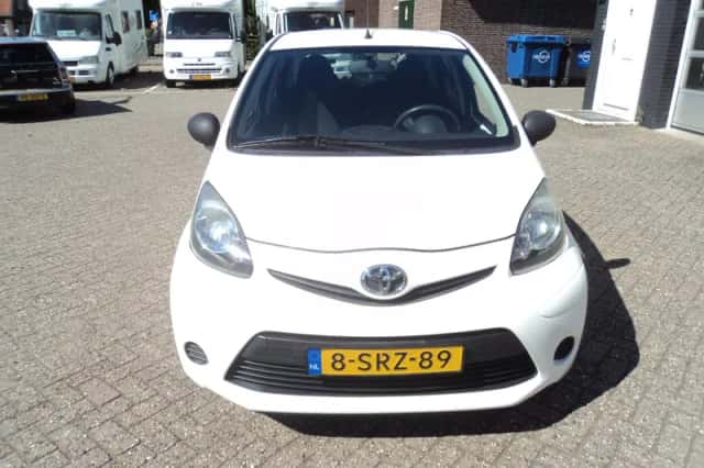 Toyota Aygo (2014) thumbnail 3