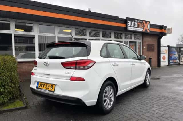 Hyundai i30 (2018) thumbnail 2