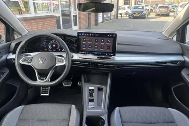 Volkswagen Golf (2025) thumbnail 3