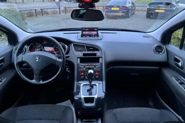 Peugeot 5008 (2011) thumbnail 2