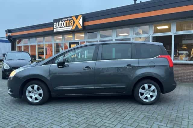 Peugeot 5008 (2011) thumbnail 4