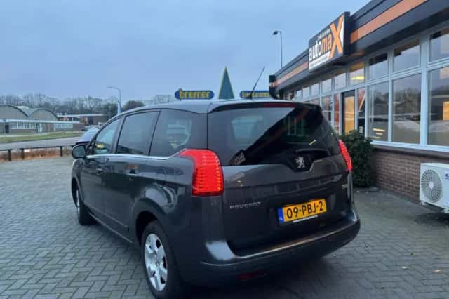 Peugeot 5008 (2011) thumbnail 5