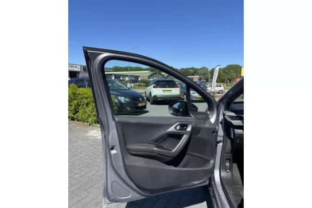Peugeot 2008 (2017) thumbnail 3