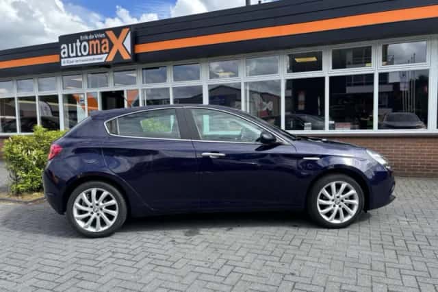 Alfa Romeo Giulietta (2011) thumbnail 5