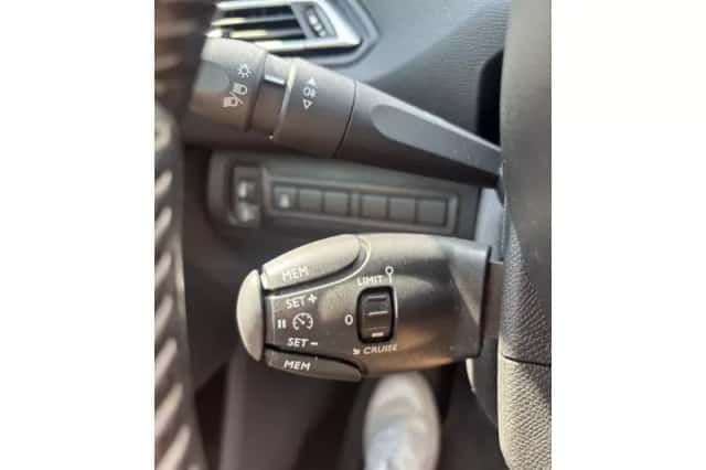 Peugeot 308 (2014) thumbnail 4