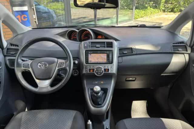 Toyota Verso (2010) thumbnail 2