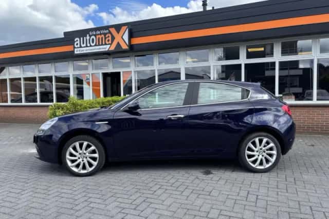 Alfa Romeo Giulietta (2011) thumbnail 2