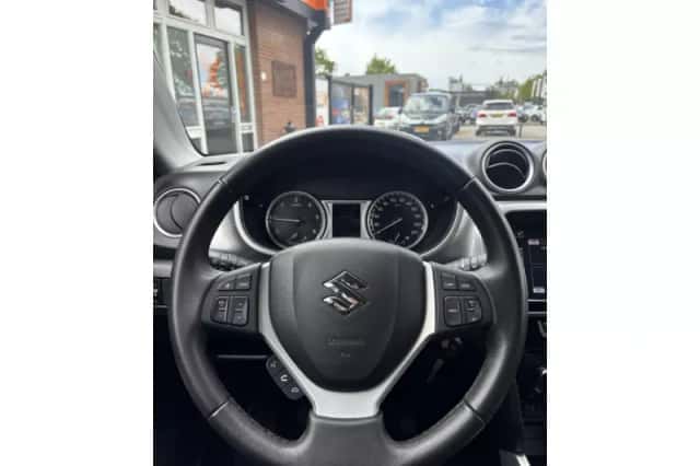 Suzuki Vitara (2016) thumbnail 3