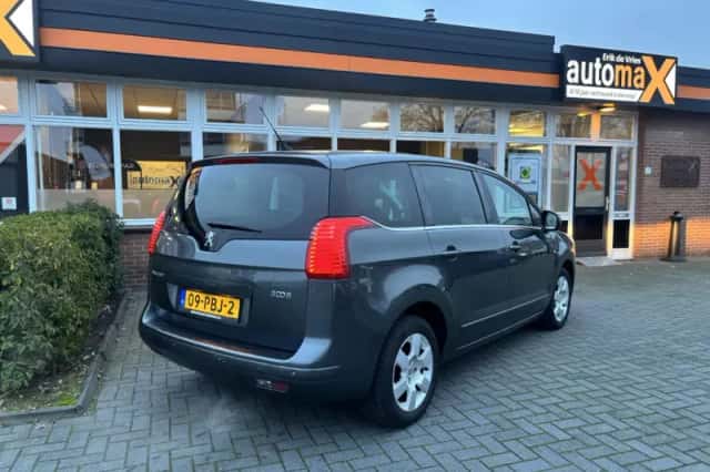 Peugeot 5008 (2011) thumbnail 6